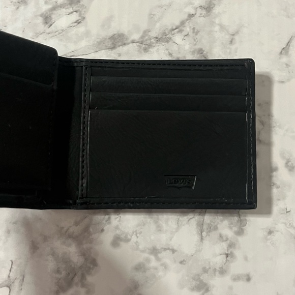 NEW Levi’s RFID Bi-Fold Leather Wallet - Picture 3 of 9